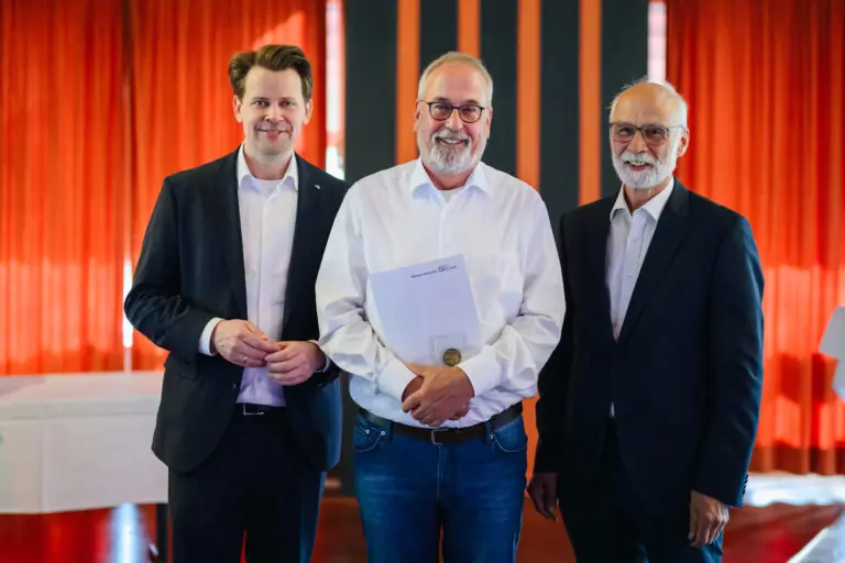 Carsten Holst erhält Jugendbetreuermedaille